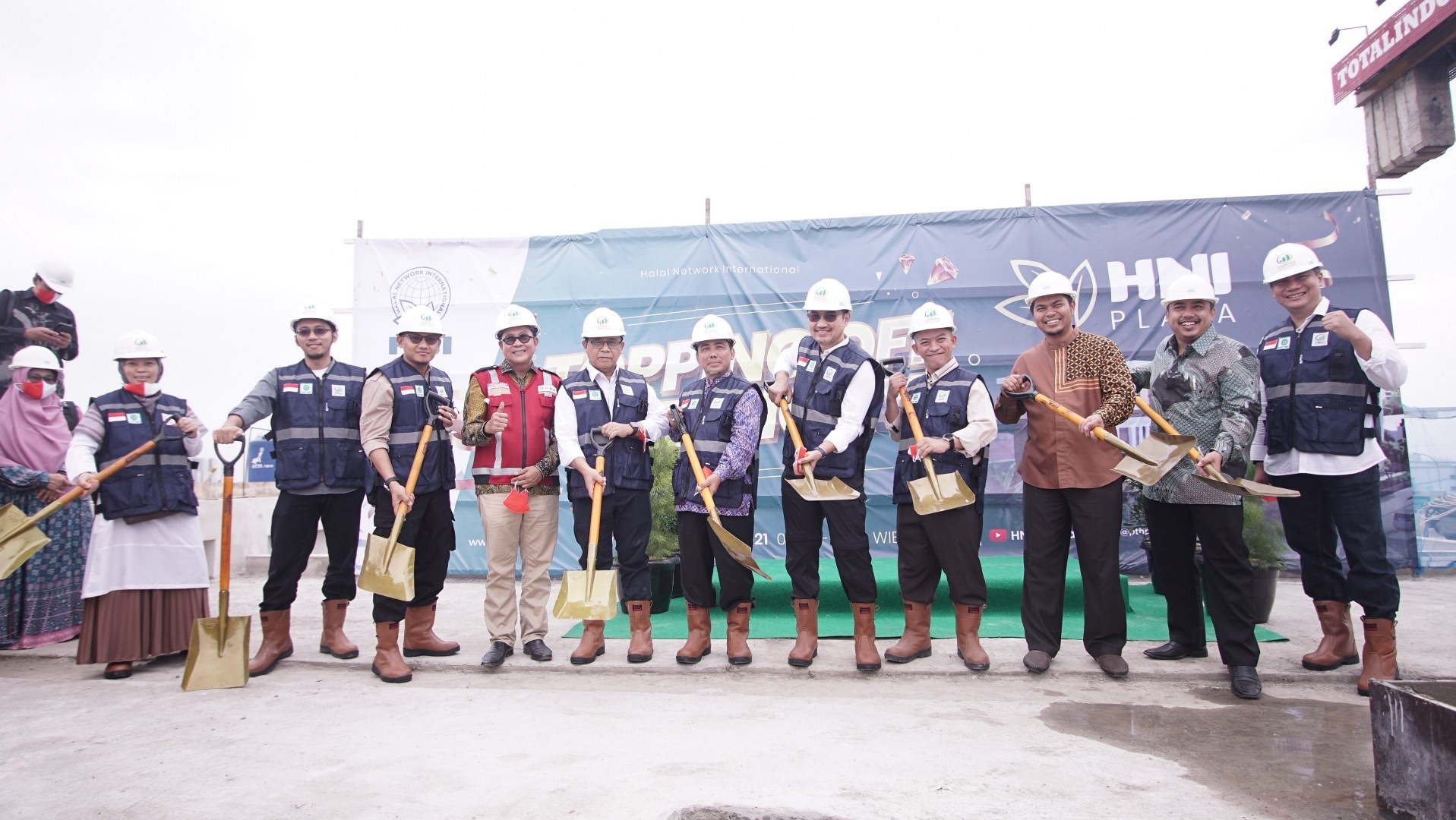 Topping Off HNI Plaza